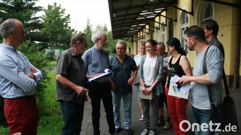 Einige der Aussteller werden auch das Freigelände zwischen Gleisen und Gebäude für ihre Zwecke nutzen. Der Vorsitzende des Berufsverbandes Bildender Künstler - Ludwig Bäuml (Zweiter von links)  – erläutert die künftigen Ausstellungorte am Nordgautag. wro