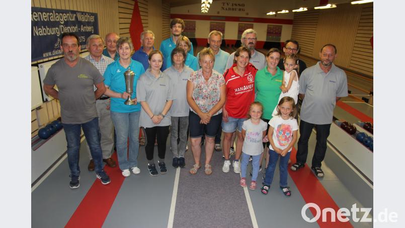 Elf Mannschaften kämpften beim Kegelturnier um den Sieg. Unser Bild zeigt alle Mannschaftsführer und die vier Einzelbesten. ral