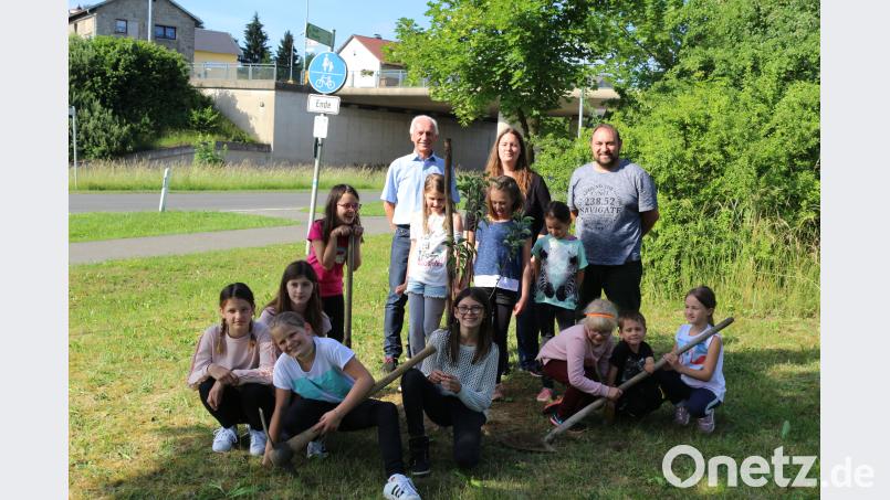 Die fleißigen „Schnittlauchräuber“ wurden bei der Baumpflanzaktion von Vorsitzendem Oliver Becher und OGV-Jugendwartin Alexandra Mark-Sischka unterstützt. Der Bürgermeister spendierte einen Kasten Limo. gsr