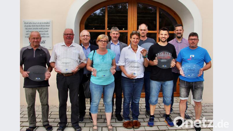 Im historischen Gemeindestadl in Etzelwang erfolgte die Übergabe der ersten Hausnamenschilder durch die Bürgermeister der drei Mitgliedsgemeinden aus der Verwaltungsgemeinschaft Neukirchen an einige Hausbesitzer. Bild: Leonhard Ehras