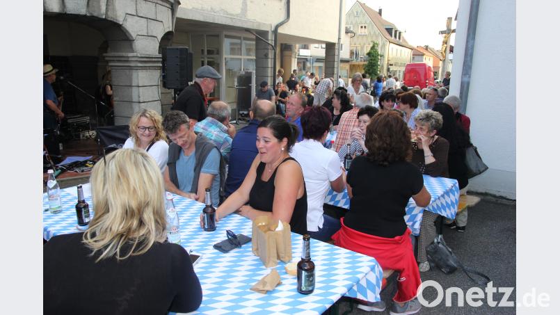 Bei einem guten Bier, guter Musik und sommerlichen Temperaturen ließ es sich gut aushalten. ral