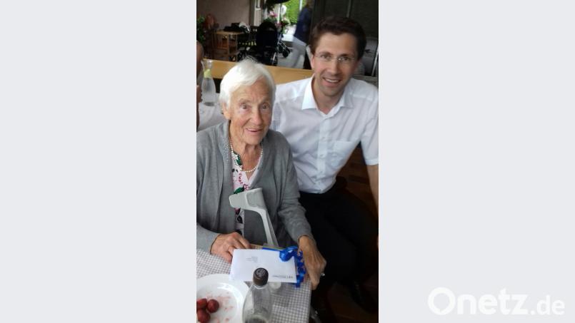 Auch Dekan Michael Hoch gratulierte der Jubilarin zu ihrem 90. Geburtstag. exb