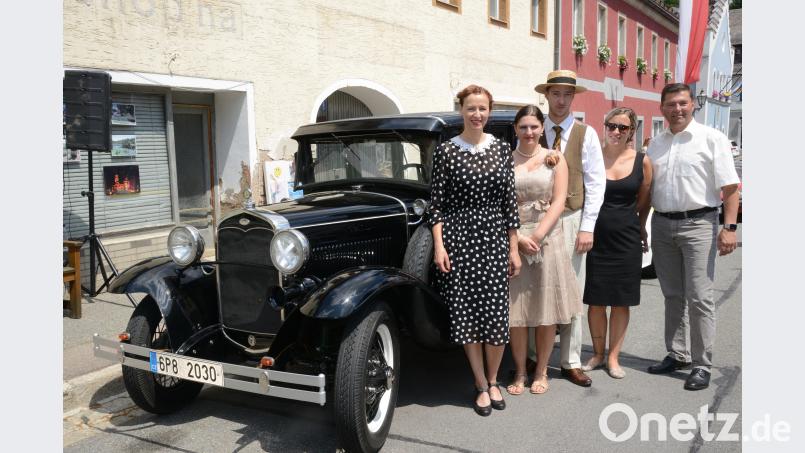 Da passte alles zusammen: Der Ford A, Baujahr 1931, und die gesamte Besatzung. Bürgermeister Rainer Rewitzer (rechts) freute sich über diese Gäste besonders. bey