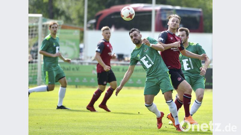 Die Ammerthaler Neuzugänge Daniel Gömmel (rechts) und Marco Weber (vorne) im Duell mit einem Nürnberger Gegenspieler. Links hinten beobachtet der Ammerthaler Ausgleichstorschütze Mario Zitzmann die Szene. Hubert Ziegler