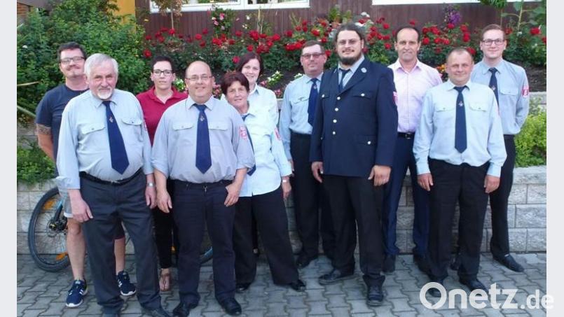 Der Vorstand der Feuerwehr Sigras ist wieder komplett: Von links 2. Vorsitzender Christian Lindner, der frühere Vorsitzende Bernhard Graf, Schriftführerin Anita Luber, Kassier Rainer Luber, die bisherige 2. Vorsitzende Herta Obermeier, Zeugwartin Birgit Pleier, Kassenprüfer Gerhard Graf, Vorsitzender Martin Herger, Bürgermeister Hans-Jürgen Strehl, 2. Kommandant Thomas Herbst sowie Kommandant Dominik Graf. Bild: lb