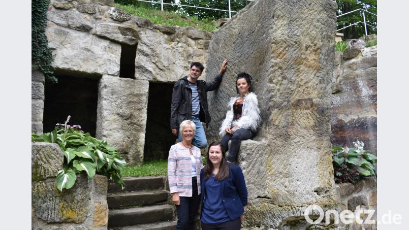 Till Rickelt und Doris Hofmann (hinten, von links) vom Landestheater Oberpfalz besuchen den Spielort für die Stücke „Ein Sommernachtstraum“ und „Michel in der Suppenschüssel“. Zweite Bürgermeisterin Anita Stauber (vorne, von links) und Kulturmanagerin Birgit Plößner heißen beide auf der Naturbühne am Schönberg willkommen. rgr