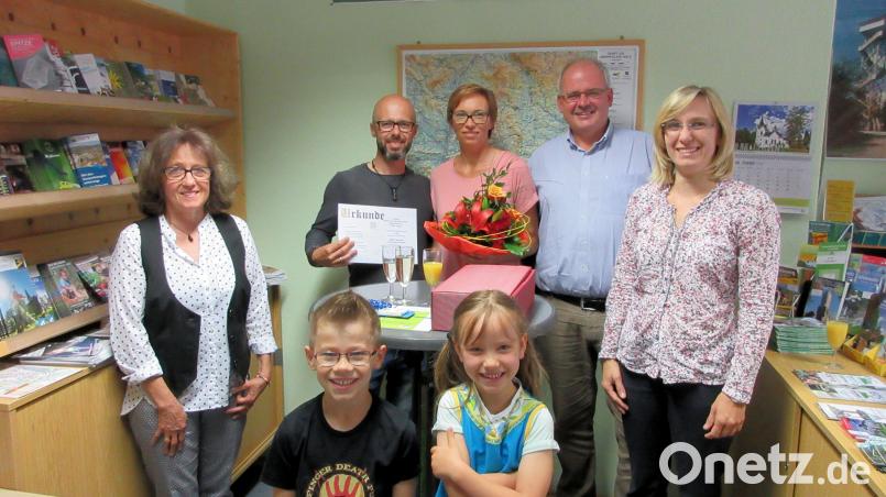 Zum 25. Mal im Erholungsort Friedenfels sind Jan und Janett Schulz (hinten, Zweiter und Dritte von links).  Quartiergeberin Zita Schuster (links), Fremdenverkehrsamtsleiterin Melanie Höfer und Bürgermeister Gottfried Härtl (von rechts) dankten den treuen Gästen. Mit im Bild Sohn Niko Schulz (vorne) und Leticia Schmitt, Enkelin von Zita Schuster. bsc
