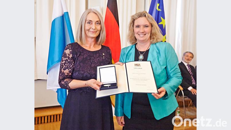 Die Staatsmedaille für soziale Verdienste hat Patrizia Weinert (links) von Sozialministerin Kerstin Schreyer bekommen. Gert Krautbauer/StMAS