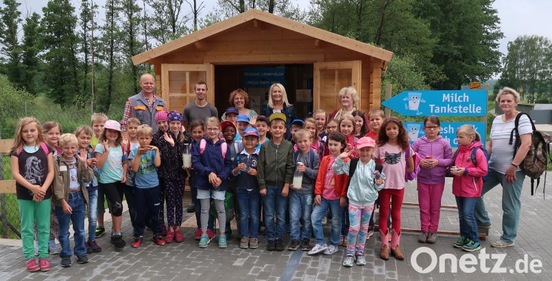 Die Freihunger Mädchen und Jungen verbringen ein paar Stunden auf dem Bauernhof der Familie Reil. Mit dabei (hinten, von links): Konrad, Tobias und Bettina Reil sowie die Lehrerinnen Ertl, Böhm und Stubenvoll rab
