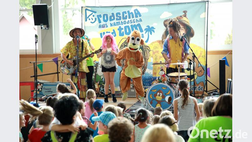 Ein Mitmach-Kinderkonzert mit Rodscha aus Kambodscha und Tom Palme in der Doppelsporthalle rundete das Jubiläumsfest ab. Neumann, Jochen