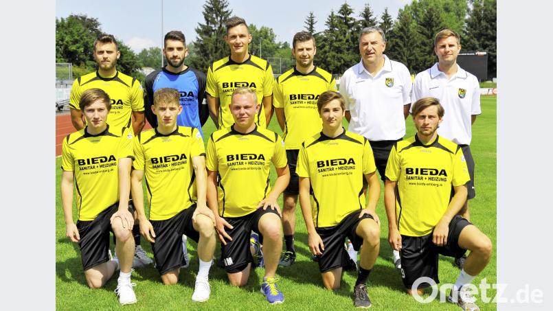 Die Neuzugänge des Bezirksligisten FC Amberg: (hinten von links) Roman Reinhardt, Dominik Haas, Matthias Brinster, Alexander Greger, Trainer Rainer Greger, Co-Trainer Thomas Jakuttis, (vorne von links) Samuel Hofmann, Nick Sperlich, Bernhard Miodecki, Christopher Flierl (alle eigene Jugend) und Daniel Bosser. Hubert Ziegler