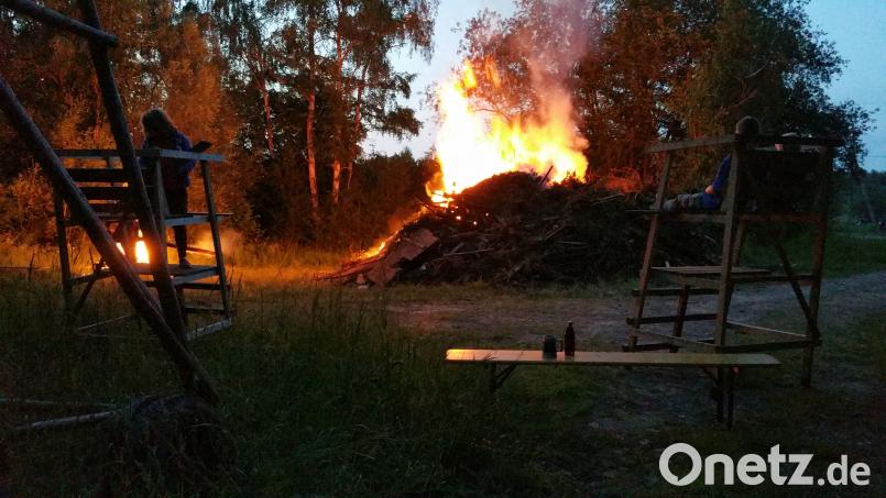 Zwei Johannisfeuer brennen bei Lenkenreuth: Zu den großen Flammen gesellen sich kleinere (links) – das Johannisfeuer des Nachwuchses, der auf Jagdkanzeln das Geschehen beobachtet. exb