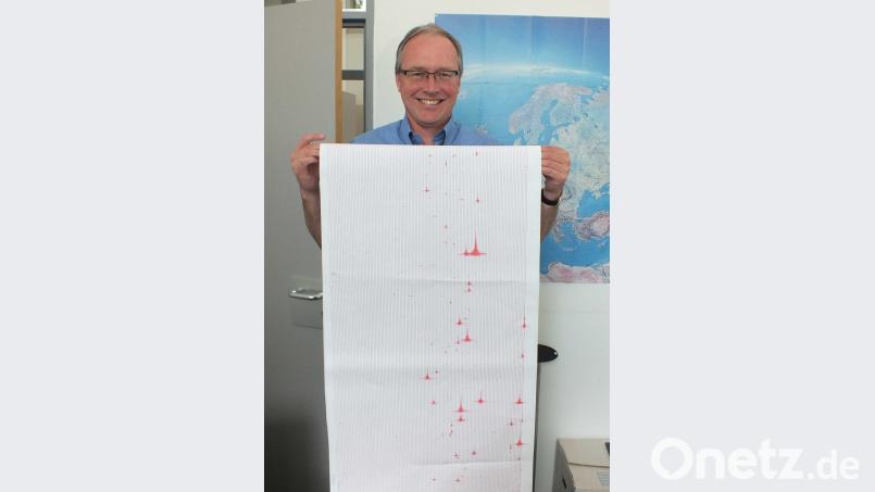 Dr. Frank  Holzförster zeigt die Aufzeichnung der aktuellen Schwarmbeben des Seismographen am Geozentrum an der KTB. Harald Mohr