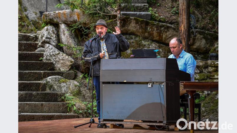 Peter Hohenecker (links) begeisterte mit seinen Tom-Waits-Interpretationen, die von Philipp Riedel am Klavier begleitet wurden. Florian Miedl