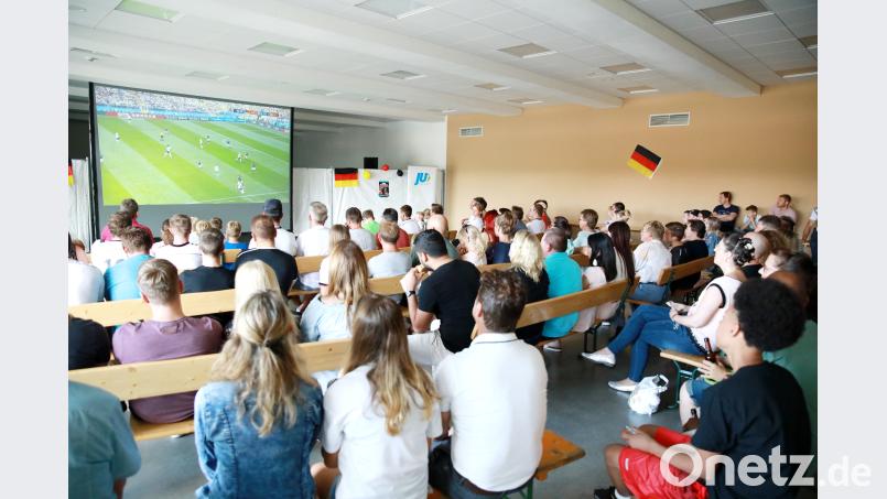 Im Mehrzwecksaal fieberten die Besucher beim Public-Viewing mit. Leider ohne Erfolg. njn