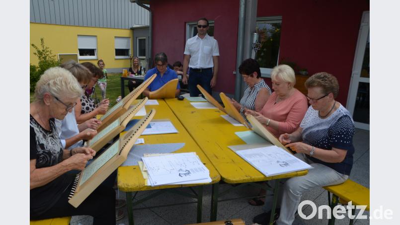 Zum Sommerfest bei Dr. Loew kam Petra Zielbauer aus Moosbach  mit ihrer Veeh-Harfen-Gruppe vorbei und unterhielt die Gäste musikalisch im Garten. dob