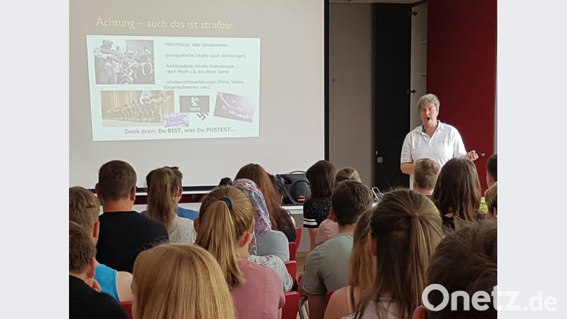 Schüler wissen oft nicht Bescheid, was im Netz alles strafbar ist. Niemals sollte man sorglos mit Daten umgehen, riet Birgit Zwicknagel als Initiatorin des Vereins „Computermäuse Stamsried“ und Referentin für „Clever ins Netz“ den Pfalzgraf-Friedrich-Mittelschülern. dob