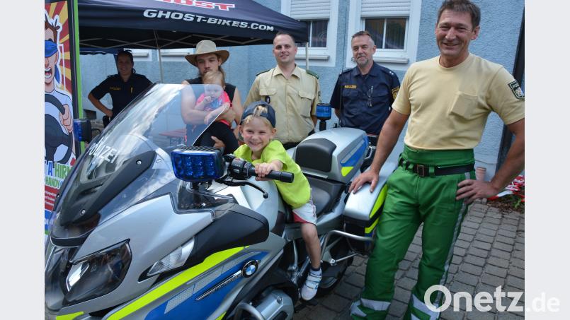Probesitzen auf einem Polizei-Motorrad kann man  auch nicht jeden Tag jr