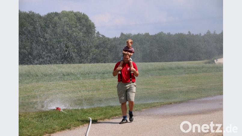 Der kleine Leo fühlt sich pudelwohl auf den Schultern von Feuerwehrmann Markus Pfab. nko