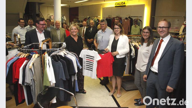 Die Initiative &quot;EMMA&quot; eröffnete am Freitag in der Breite Straße mit zahlreichen Gästen einen Second-Hand-Laden. In der Mitte Gründerin Elke Reinhart und dritte Bürgermeisterin Martina Engelhardt,  Bild: Hirsch Hirsch (RHI), Rudolf [RHI] (RUDOLF.HIRSCH@T-ONLINE.DE)