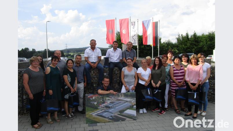 Gruppenbild der geehrten Mitarbeiter aus den tschechischen und deutschen Standorten. exb