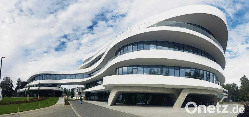 Der Neubau des BHS Corrugated-Competence-Centers in Weiherhammer weicht alle starren Grenzen auf. „Der Zustand ist Tanz“, schwärmt die Jury der Bayerischen Architektenkammer. Gabi Schönberger