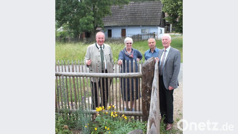 Sie freuen sich über die Anerkennung als Umweltstation: Bezirkstagspräsident Franz Löffler (von links), Museumsleiterin Dr. Birgit Angerer, Bauhofleiter Christian Wundsam und stellvertretender Schwandorfer Landrat Arnold Kimmerl. Harald Mohr
