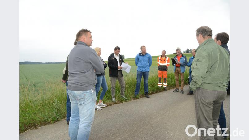 Antragsteller Manfred Strigl (Mitte, im blauen Anorak) erläutert Bürgermeister Rainer Rewitzer und den Mitgliedern des Bauausschusses die Vorgehensweise bei der Errichtung der Photovoltaikanlage auf dem Grundstück im Hintergrund. Beyerlein, Walter [BEY] (W.BEYERLEIN@T-ONLINE.DE)