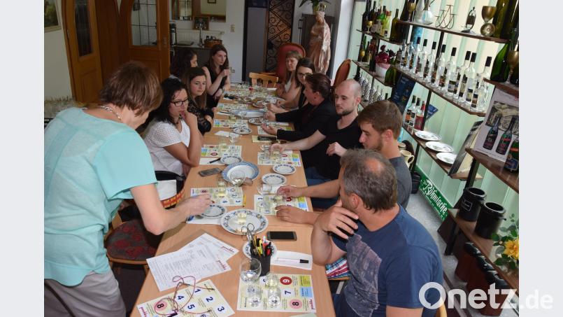 Gerne ließen sich die Mitglieder des Vohenstraußer Faschingsverein von Barbara Peschke (links vorne) beraten. Pflaum, Tanja [FLA] (<a href=