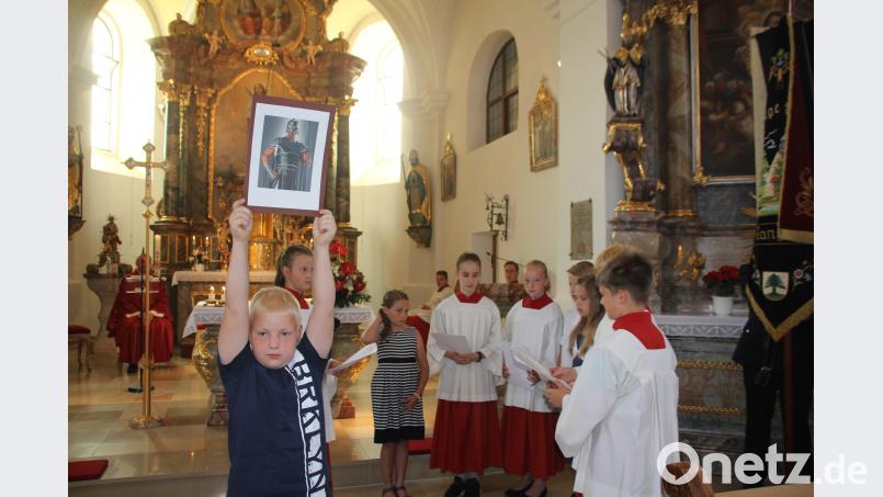 Die Kinder zeigten die Leidensgeschichte von St. Vitus in Bildern vor. frd