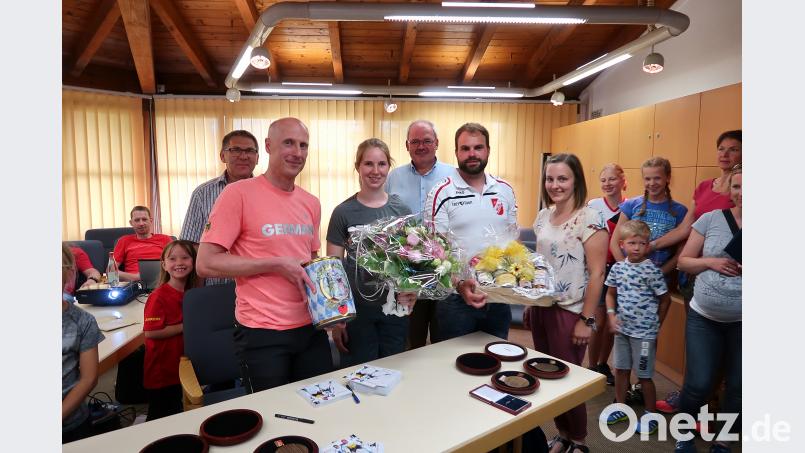 Der Turn- und Sportverein mit Schriftführerin Anna Sperber und Vorsitzendem Johannes Härtl (vorne von rechts) und die beiden Bürgermeister der Gemeinde Friedenfels, Gottfried Härtl und Oskar Schuster (hinten von rechts), dankten Martin Härtl und Clara Klug (vorne von links) für ihren Besuch. bsc
