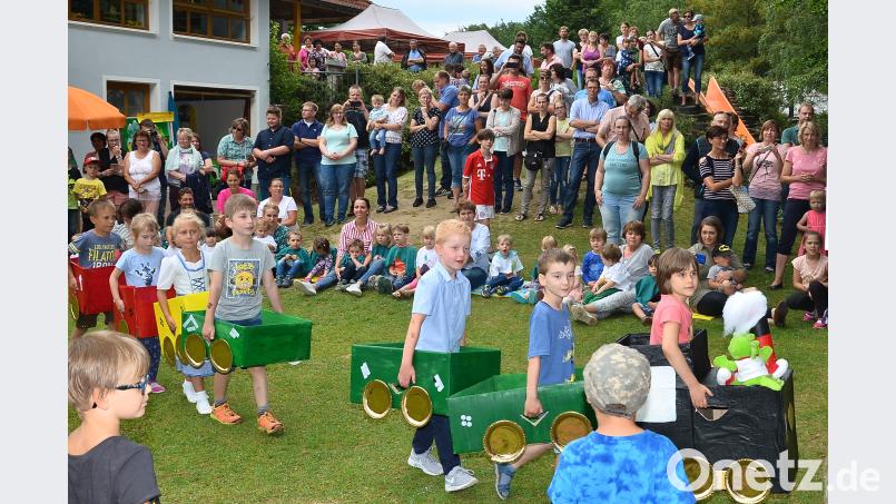 Das Jolinchen-Sommerfest verwandelte den Kindergarten zur großen Bühne mit einem staunenden Publikum.       Bild: fjo fjo