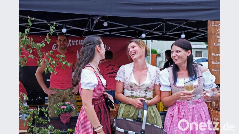 Die feschen Bedienungen hatten beim Besenfest alle Hände voll zu tun. Toni Wild