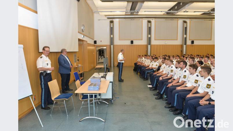 Leitender Polizeidirektor Ludwig Härtl,  Bürgermeister Armin Schärtl und Polizeioberrat Helmar Termer (von links)  begrüßten die auszubildenden Beamten am Standort Nabburg. exb