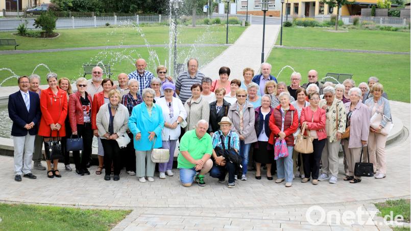 Berührungsängste zwischen den Senioren aus Plesna und Erbendorf gibt es nicht. Beim zweiten Seniorentreffen freuten sie sich auf ein Wiedersehen. Mit auf dem Bild Bürgermeister Hans Donko (links), die Kulturbeauftragte der Stadt Plesna Doris Bigasová (dritte von links) und Übersetzerin Silva Hornová (fünfte von links). njn
