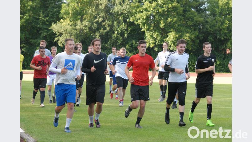Lockerer Aufgalopp für die Spieler des SV Mitterteich zum Trainingsauftakt am Montagabend. Gebert, Rudolf