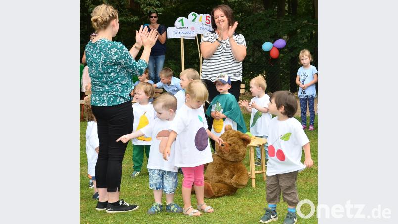 Rund um einen Schmusebären drehte sich das erste Spiel der Kleinen.      Bild: fjo fjo