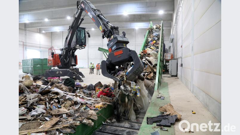 Der große Bagger in der belädt das Band zum großen Schredder. Der zerkleinert den Müll in maximal 30 mal 30 Zentimeter große Stücke. Die Halle ist aus Brandschutzgründen von der Sortieranlage abgetrennt. Götz