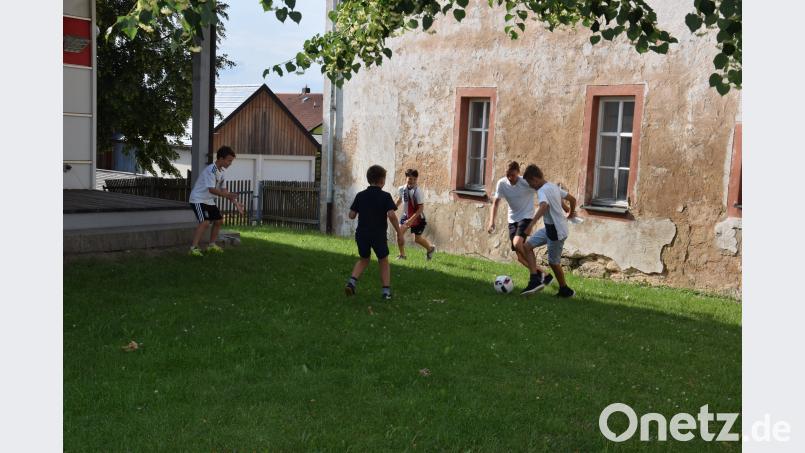 Ein Teil der Kinder nutzte die Halbzeitpause - und spielte  Fußball. fla