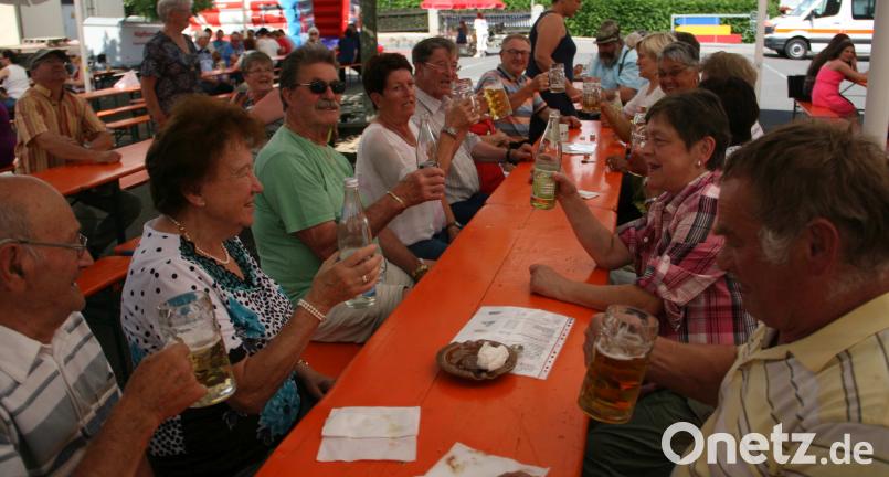 Der schattige Grundschul-Pausenhof glich einem sommerlichen Biergarten. Hier lässt sich’s  mit dem Wiesauer BRK gut  feiern. wro