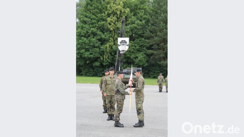 Kommandeur Oberstleutnant Stefan Reiße (Mitte) übergab das Kommando der ersten Kompanie von Hauptmann Marc Roser (links)  an  Hauptmann Matthias Forster (rechts). exb