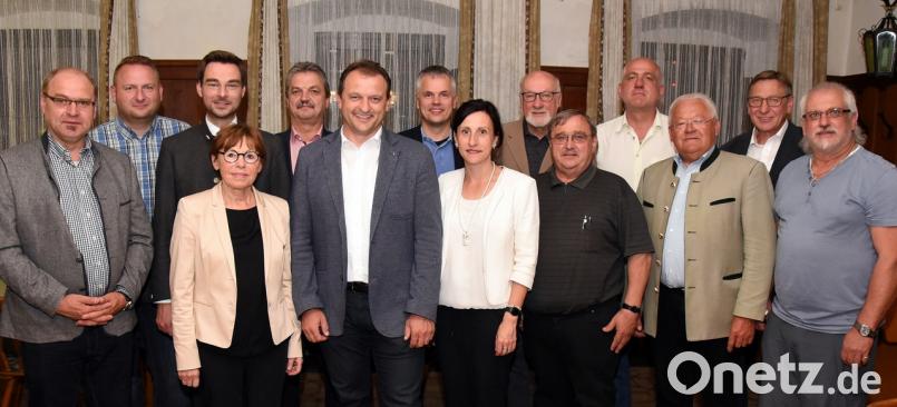 Der Leuchtenberger Bürgermeister Anton Kappl (Sechster von links) bleibt Vorsitzender der Kommunalpolitischen Vereinigung in der CSU. Stellvertreter bleiben Dr. Stephan Oetzinger (Dritter von links) und Carmen Pepiuk (nicht im Bild). Benedikt Grimm