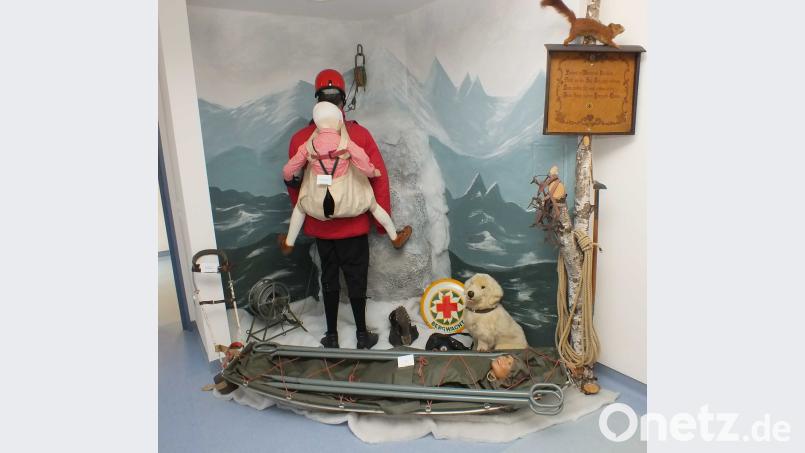 Mit einer Akia, einem Wannenschlitten, half die Bergwacht des Roten Kreuzes schön früh verunglückten Bergsteigern. Harald Mohr