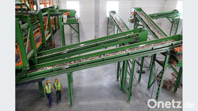 Die Sortieranlagen sind auf mehreren Ebenen eingerichtet. Die Halle ist bis zu 14 Meter hoch. Götz
