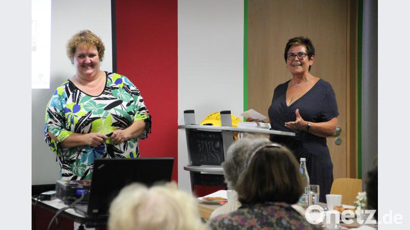 Seniorenbeauftragte der Gemeinde, Anneliese Krenkel, begrüßte Chefärztin Elisabeth Eißner (links) zum Vortrag im Foyer der Mehrzweckhalle. DEN
