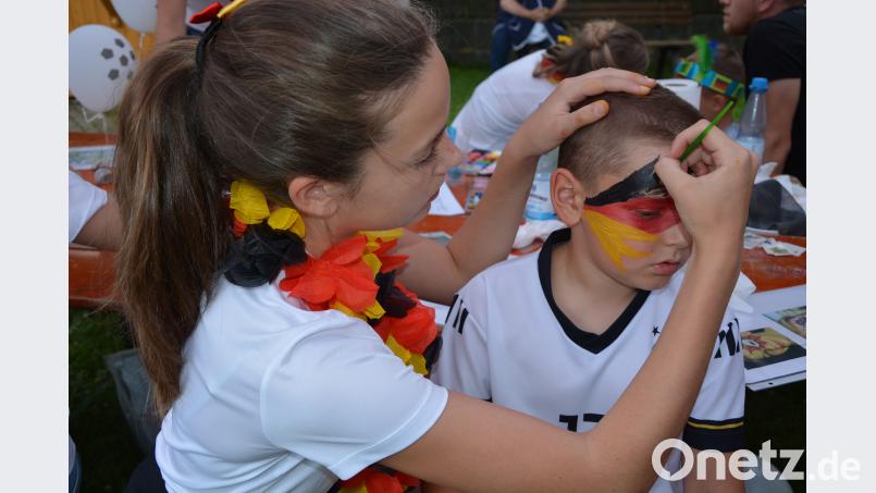 Die TSV-Mädels bemalen Kindergesichter in den Farben Deutschlands. jr