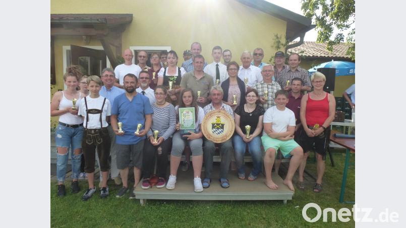 Die Pokal- und Preisgewinner im Einzel und bei den Mannschaften werden ausgezeichnet, an der Spitze Hans Hermann (vorne, in der Mitte sitzend) als Gewinner der Bürgerscheibe. bk