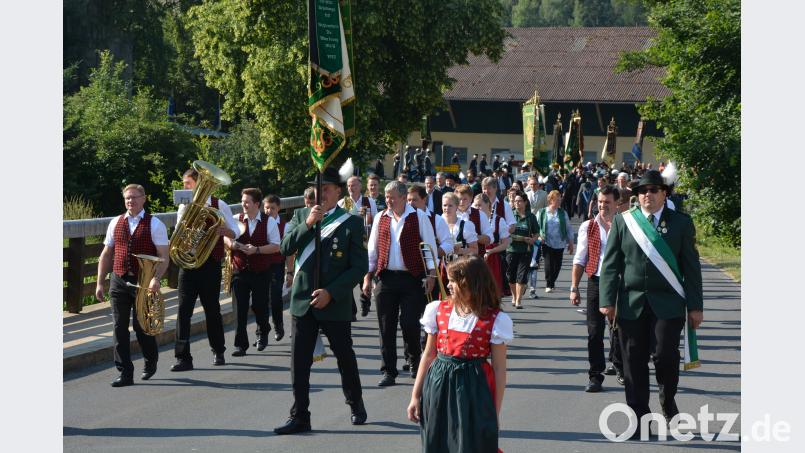 Über 30 Vereine beteiligten sich an einem stattlichen Kirchenzug anlässlich des 95. Geburtstag von „Tell“ Hundsbach. Angeführt wurde der Zug von der Münchenreuther Bauernkapelle. jr