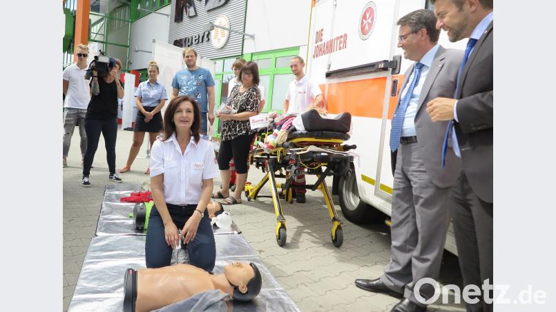 Die Ausbildungsleiterin der Johanniter-Unfallhilfe, Sonja Schäffer, demonstrierte bei der Eröffnung der Aktionswoche den Katalog der Ersten-Hilfe-Sofortmaßnahmen. Bild: rhi
