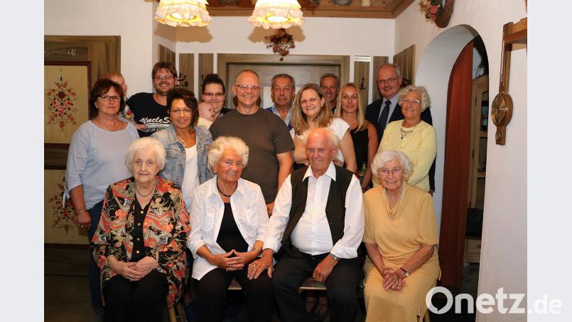 Diamantene Hochzeit feierten Edeltraud und Christopf Daubner (vorne mitte) im Kreise ihrer Familie. Bürgermeister Gottfried Härtl (hinten rechts), Kinder, Enkel und Urenkel, Verwandte sowie die beiden Schwestern von Christopf Daubner, Zwillingsschwester Greta Seitz (vorne rechts) und Gunda Schinner (vorne links) beglückwünschten das Ehepaar. bsc